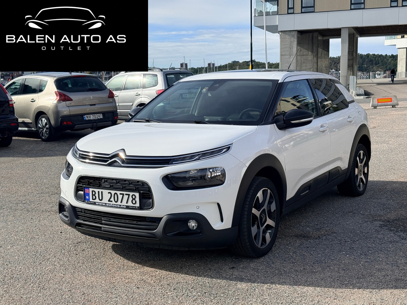 Hvit Citroën C4 Cactus 2021 sett forfra